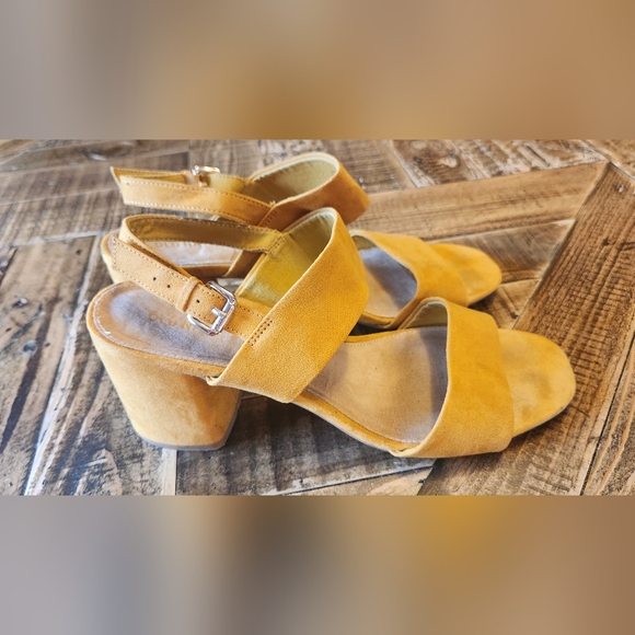 Old Navy Block Heel Sandals in Mustard Suede Size 10 - Picture 10 of 15